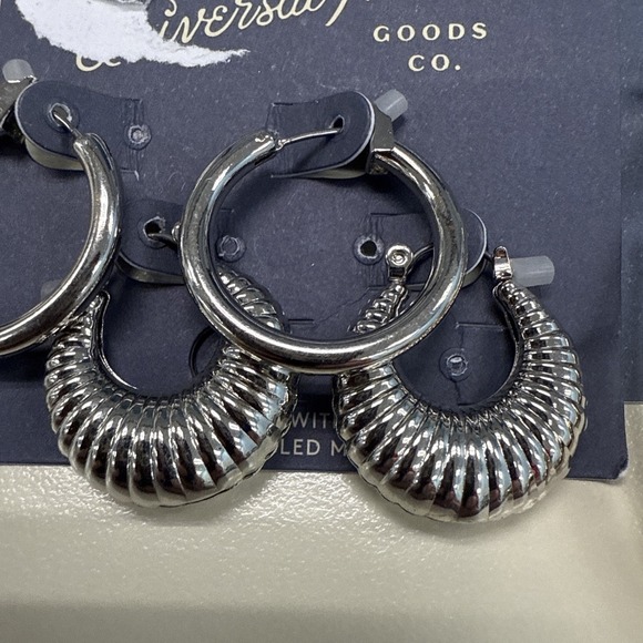 Universal Thread Dangle‎ Gold Tone/Silver Tone Lot 2 Pairs  Earrings E1-12 - Picture 2 of 4